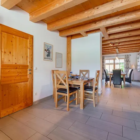 Maxima - In - Out Chalet