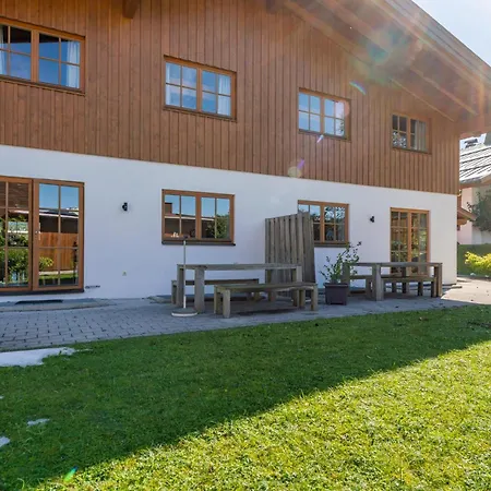 Maxima - In - Out Chalet